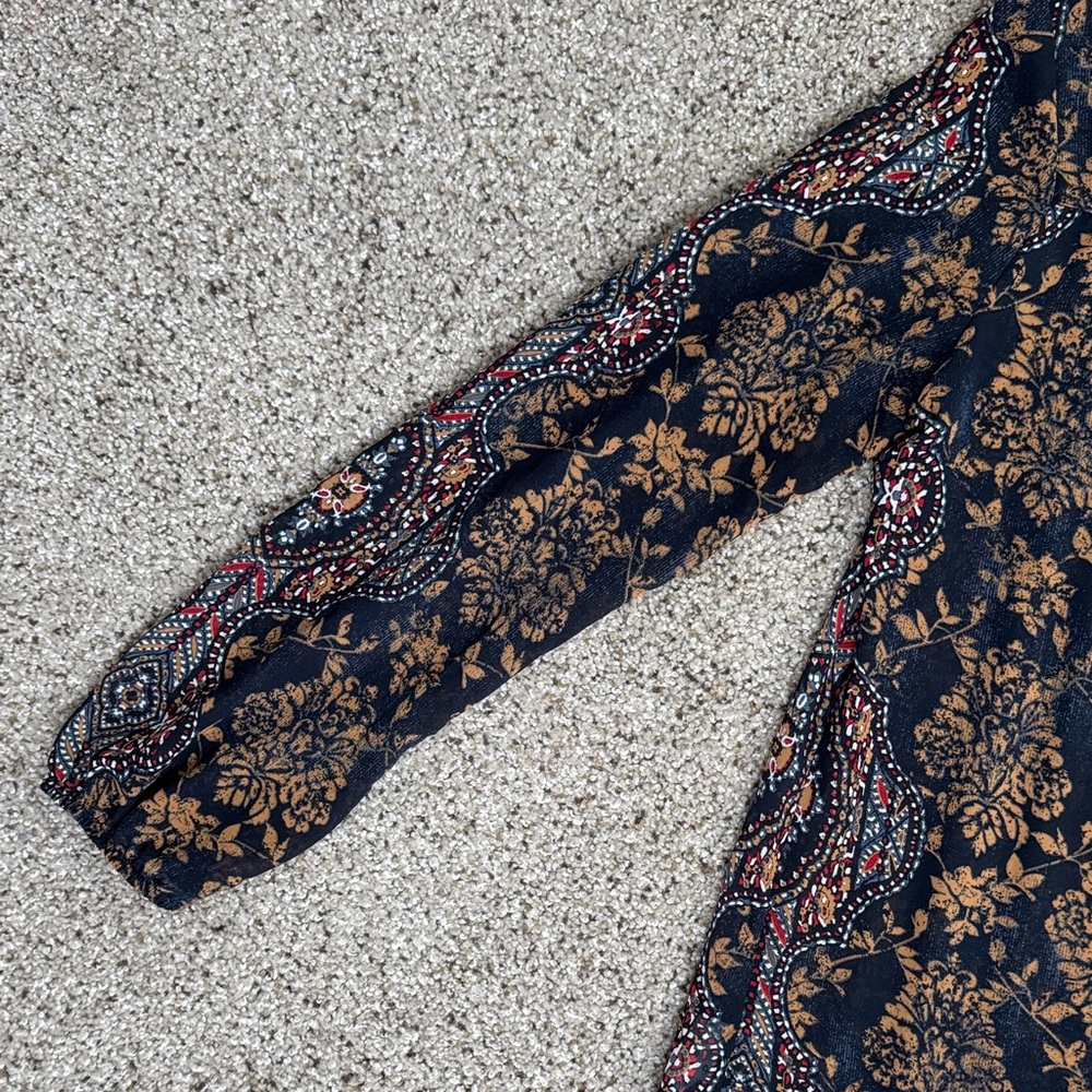 Knox Rose Navy and Beige Patterned Blouse - Picture 10 of 16